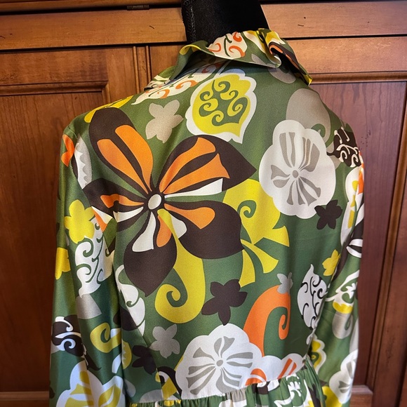 J Crew 100% silk dress. Size 12. Ruffle neck, side zip.Green floral, retro look. - Picture 15 of 16